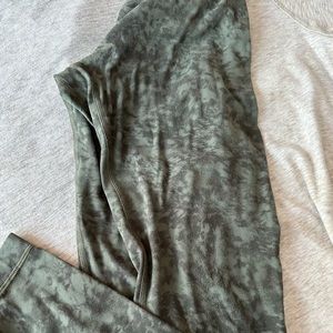 Lulu align crop. 24”. Size 4. Camo on camo green
